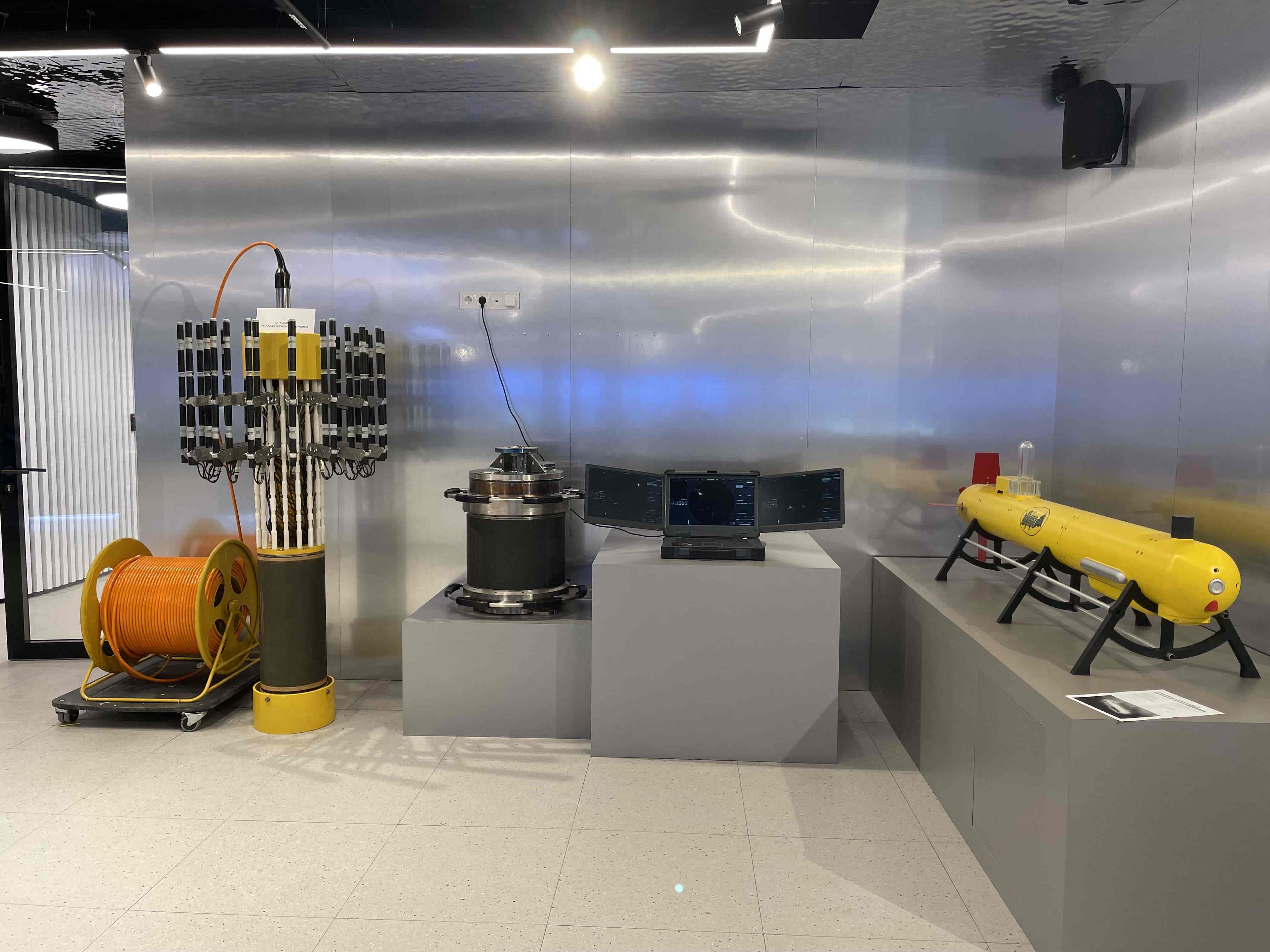 Проект выставочного стенда: фальшпол с радиусными элементами