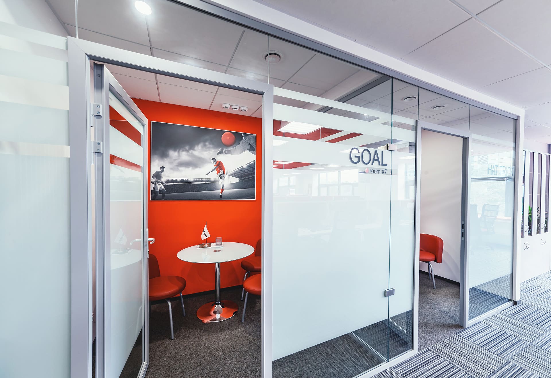 Перегородки K&R Design: эстетика стекла и прочность алюминия