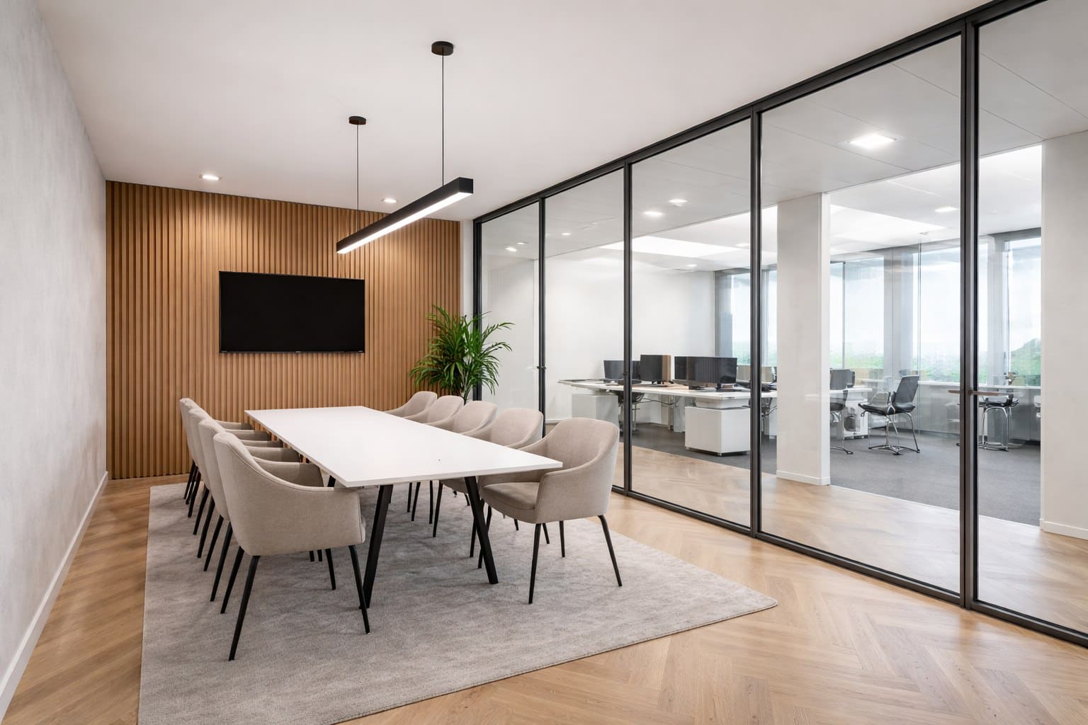 Стеклянные перегородки с алюминиевым каркасом — универсальное решение для зонирования