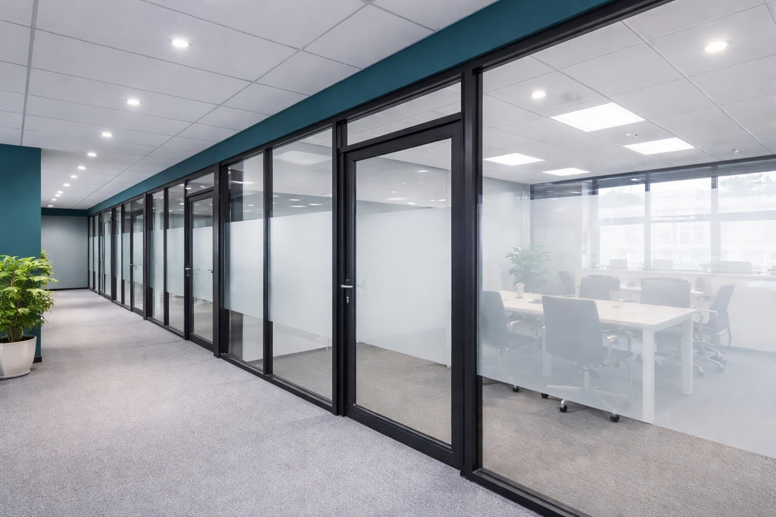 Алюминиевые каркасы со стеклом: современное зонирование помещений