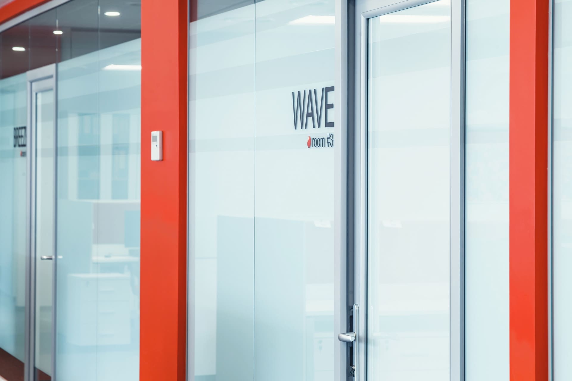 Офисные перегородки K&R Design: стекло и алюминий для современного пространства