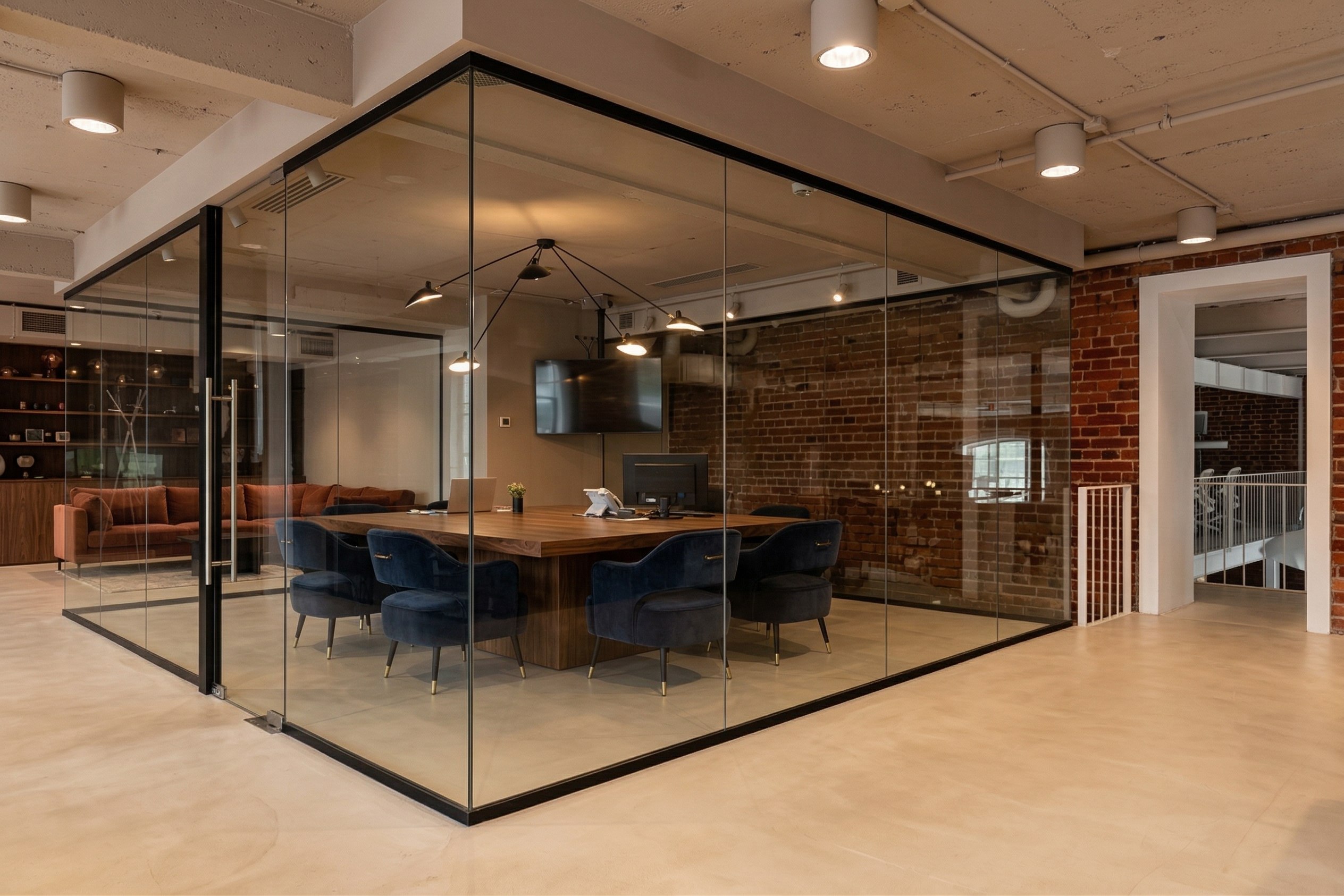 Стеклянные перегородки с алюминиевым каркасом — универсальное решение для зонирования