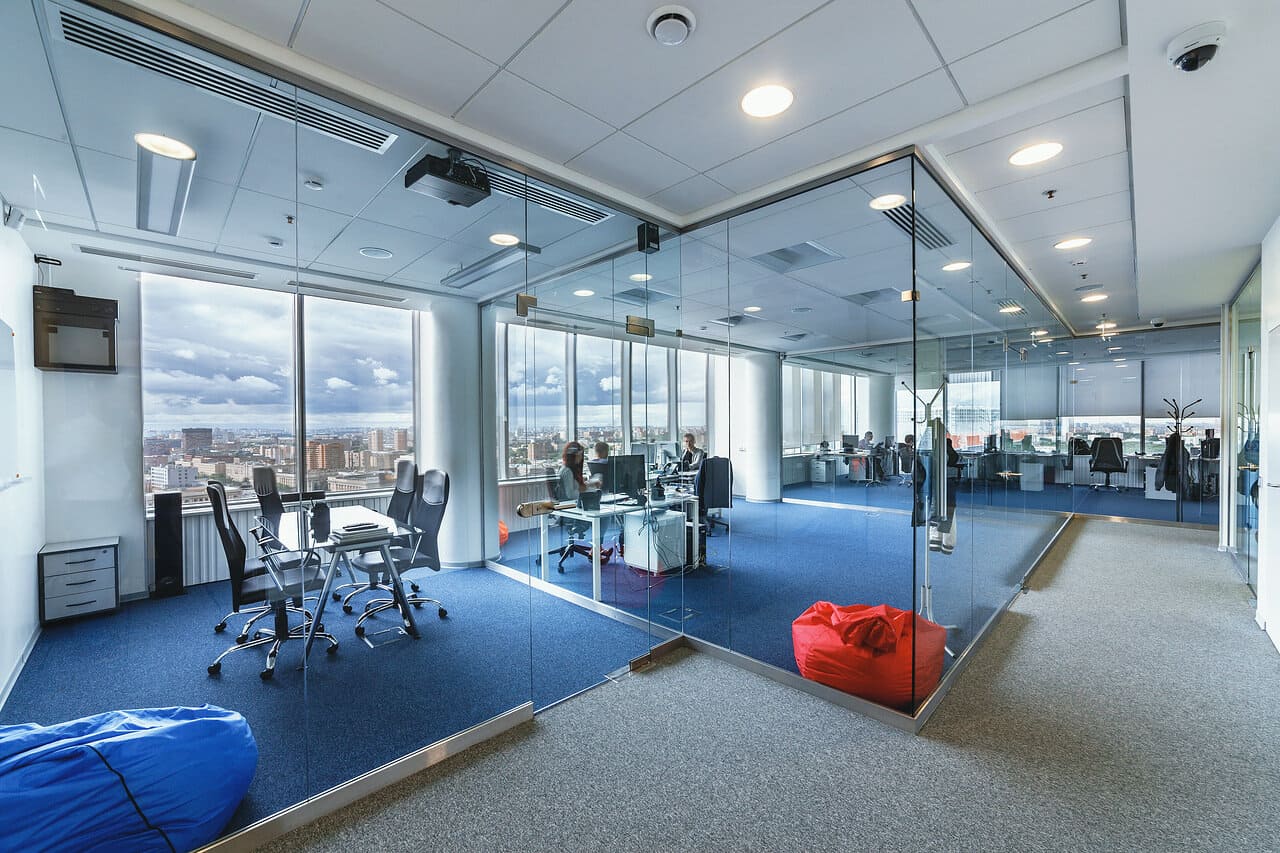 Перегородки K&R Design: эстетика стекла и прочность алюминия