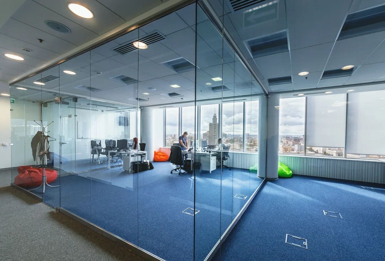 Алюминиевые каркасы со стеклом: современное зонирование помещений