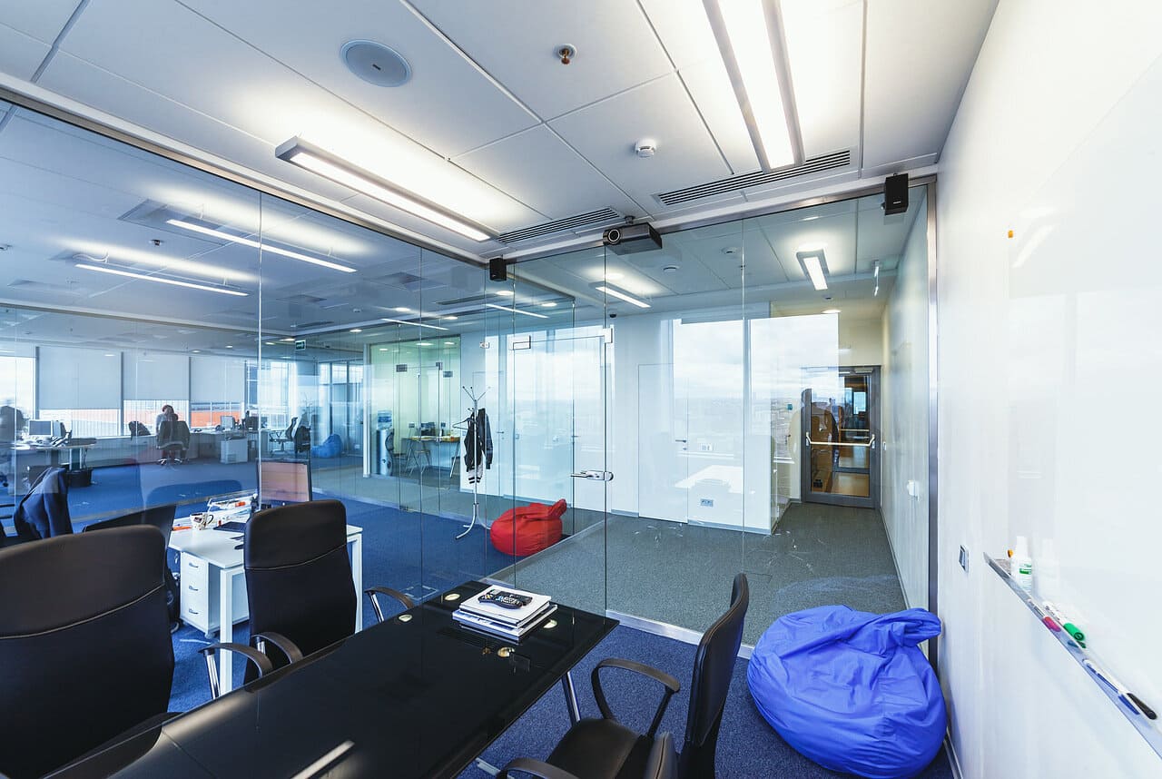 Офисные перегородки K&R Design: стекло и алюминий для современного пространства
