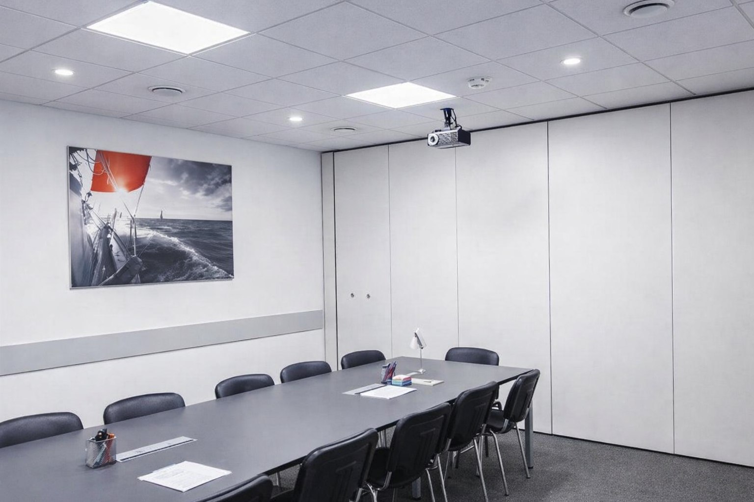 Цельностеклянные перегородки: максимум прозрачности и стиля