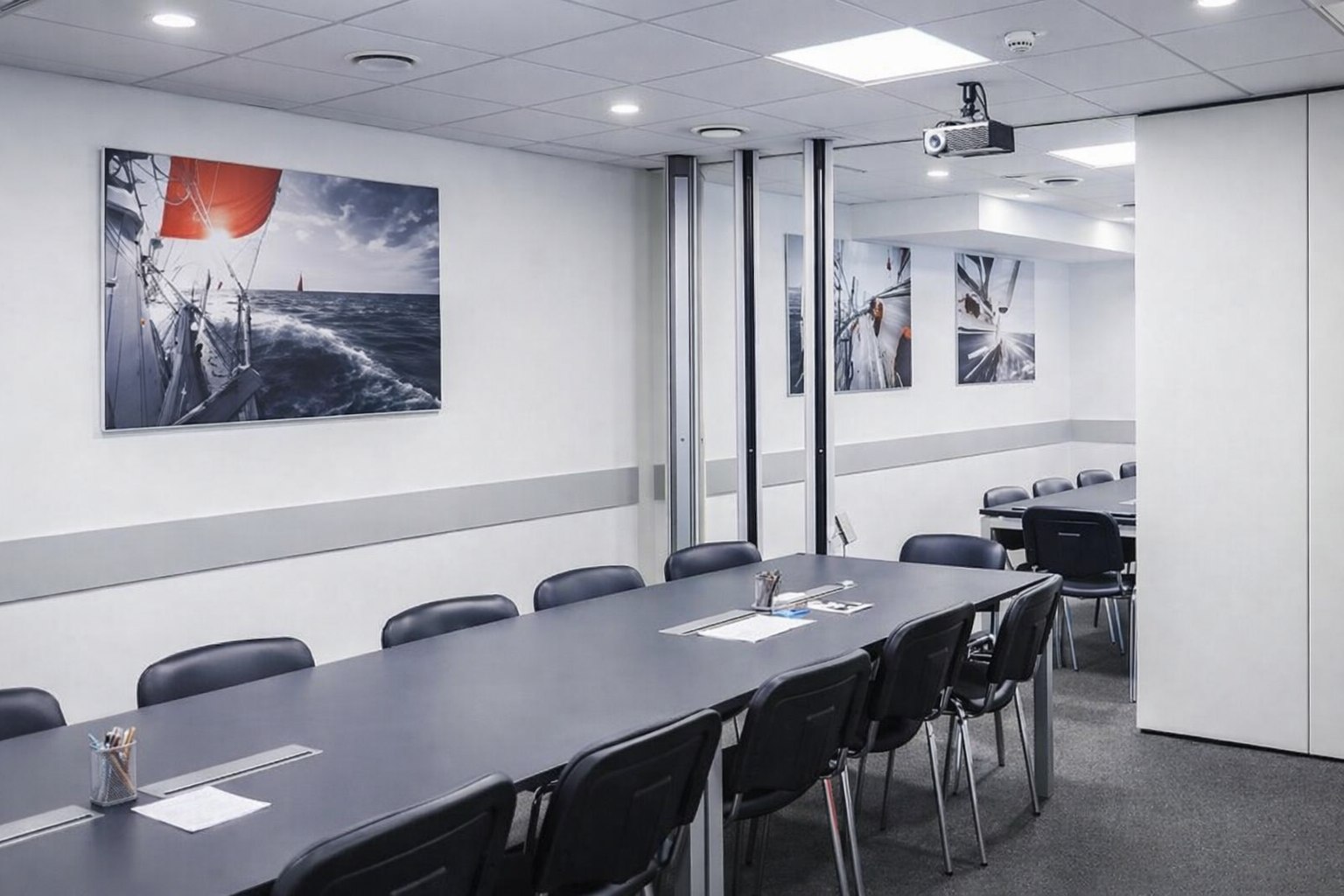 Цельностеклянные перегородки — эстетика и функциональность в одном решении