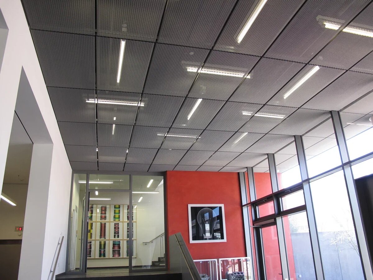 Текстура акустической потолочной панели K&R Design — материал с высоким коэффициентом звукопоглощения NRC