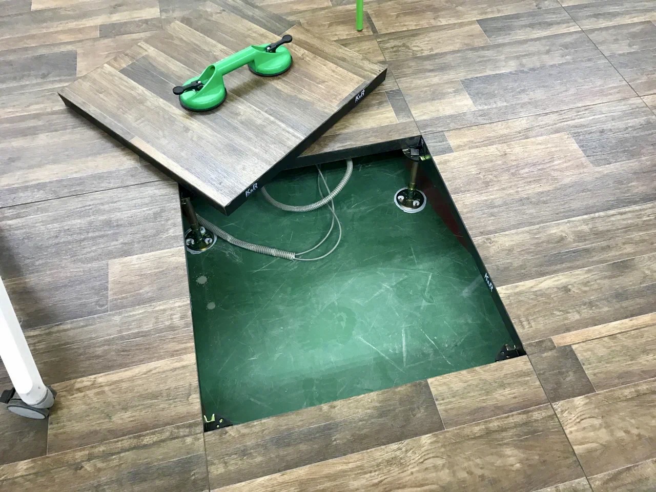 H2: Панели фальшпола для офиса: надежность и защита