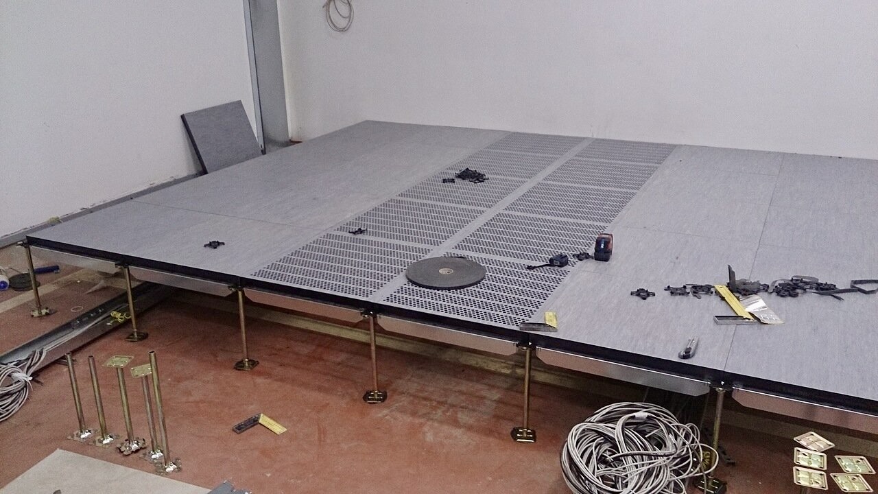 Фальшпол для ЦОД: надежные решения для серверных помещений