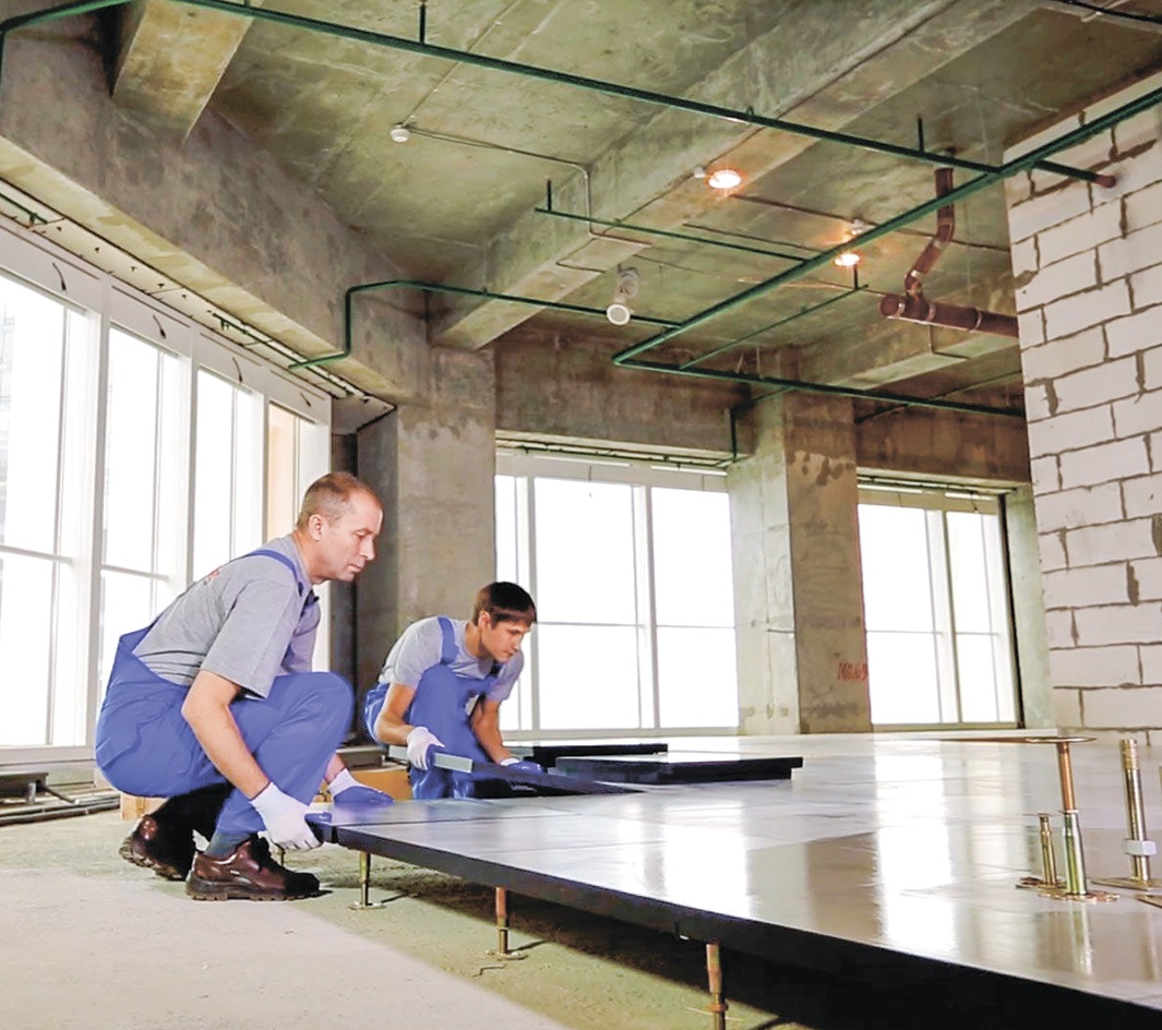 Монтаж фальшпола из ДСП — регулируемые опоры и панели 600х600 Монтаж фальшпола из ДСП на регулируемые опоры — установка плит 600х600