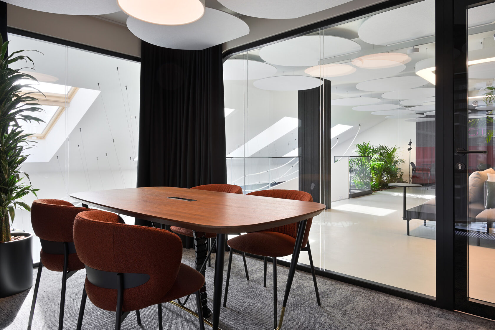 Фальшполы K&R Design — точность и доступ к коммуникациям