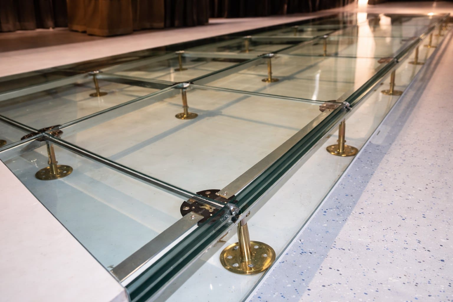 Прозрачный прорыв: стеклянный фальшпол как элемент современного дизайна