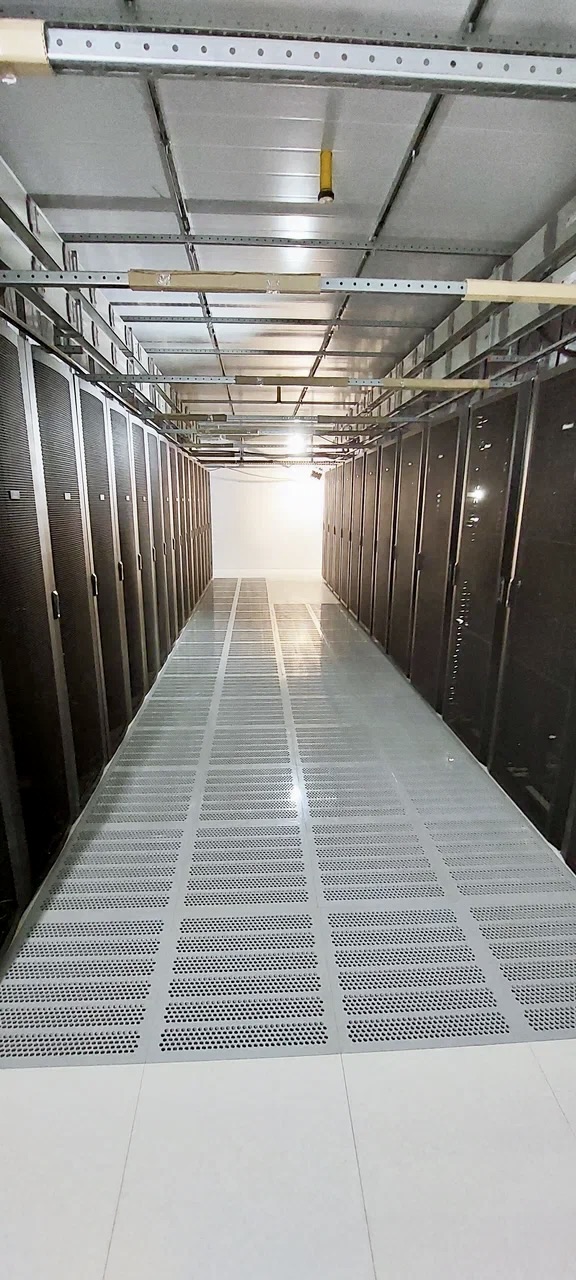 Амфитеатры и подиумы из фальшпола: проектирование и монтаж